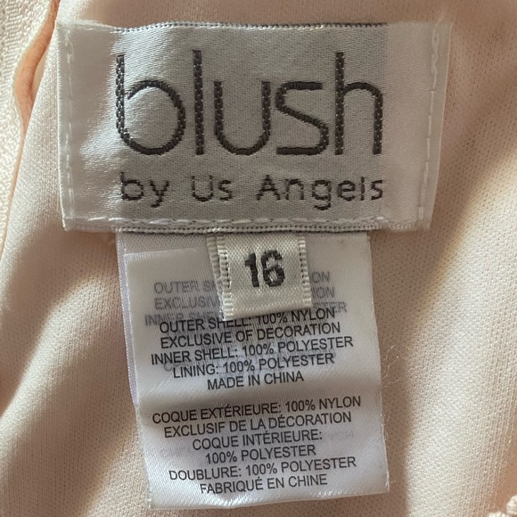 Girls size 16 formal dress in the colour light pink. - Picture 3 of 3